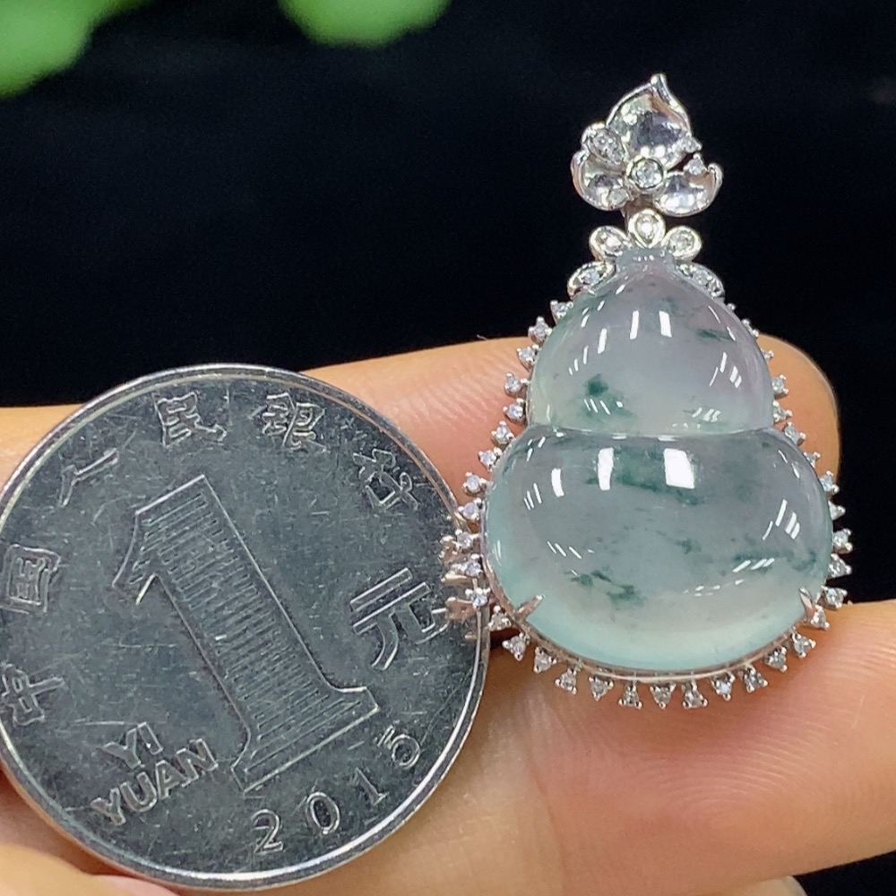 F34976090 Jadeite Gourd Inlaid Pendant with 18K Gold and Diamonds, Total Weight Approximately 4.57g