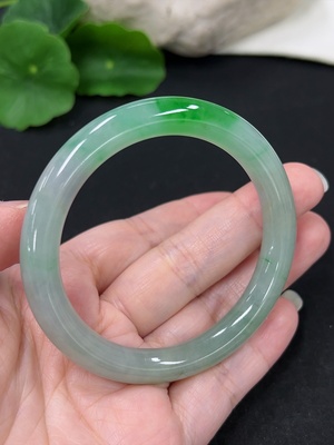 F41941504 翡翠圆条手镯   52圈口 货品总重约34.1克