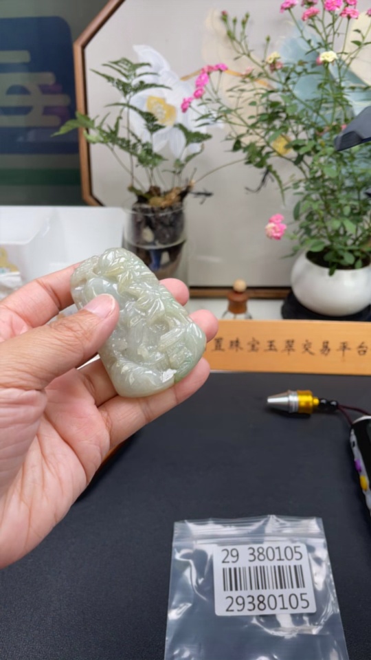 F29380105 Jadeitependant landscape plaque, total weight approx. 57.54g