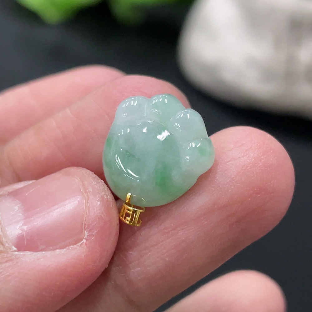 F34076890 Jadeite Pendant with 18K Gold Clasp, Total Weight Approximately 1.26g