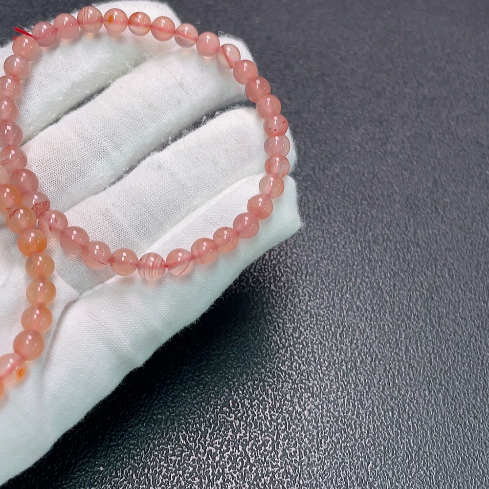 C32816580 The southern red agate bracelet contains visible organic matter, with a total weight of approximately 17 grams, sold as a lot.