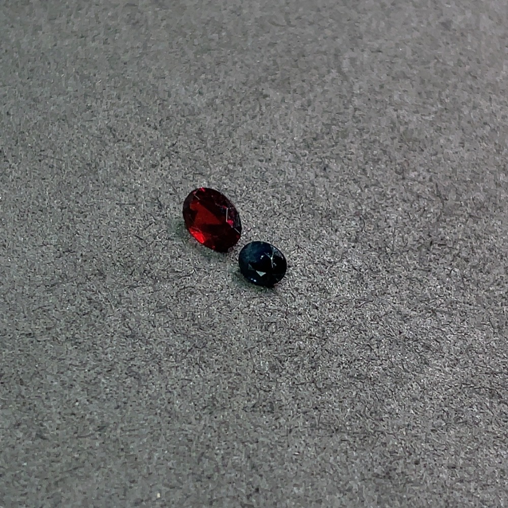 C33890526 Sapphire + Garnet Loose Stones Total Weight Approx. 1.45ct Sell as a Lot