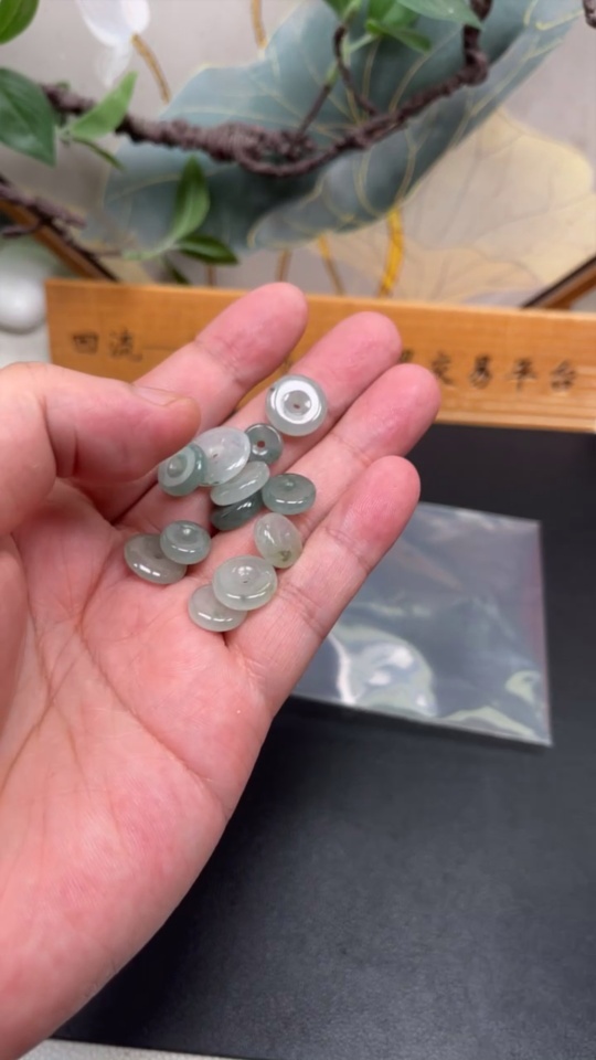 F33839926 Jadeite Pendant Sell as a Lot