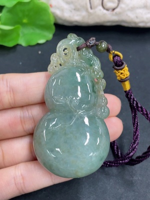 F46616217 翡翠挂件    葫芦    货品总重约67.5g