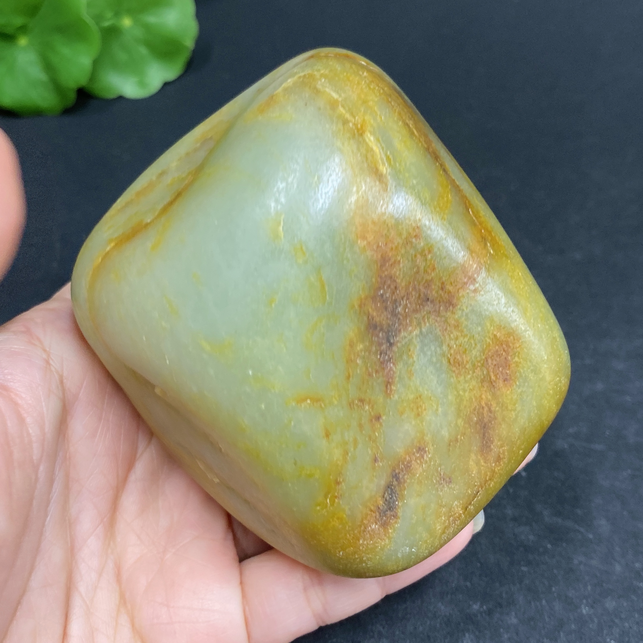 H33902743 Hetian Jade, undetermined origin of skin color, contains other mineral components, total weight approximately 497.7g