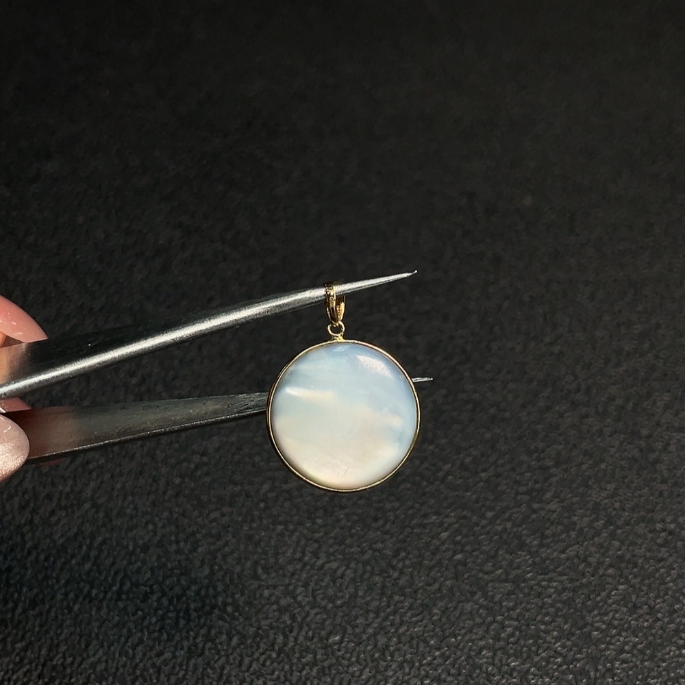 C30469160 Composite Seawater Pearl Pendant with 18K Gold Mounting, Card Size Approx. 14.9mm, Total Weight Approx. 2.44g, Color Origin Undetermined