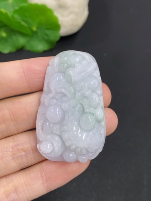 F41860470 翡翠龙腾天下挂件 货品总重量约32.2克