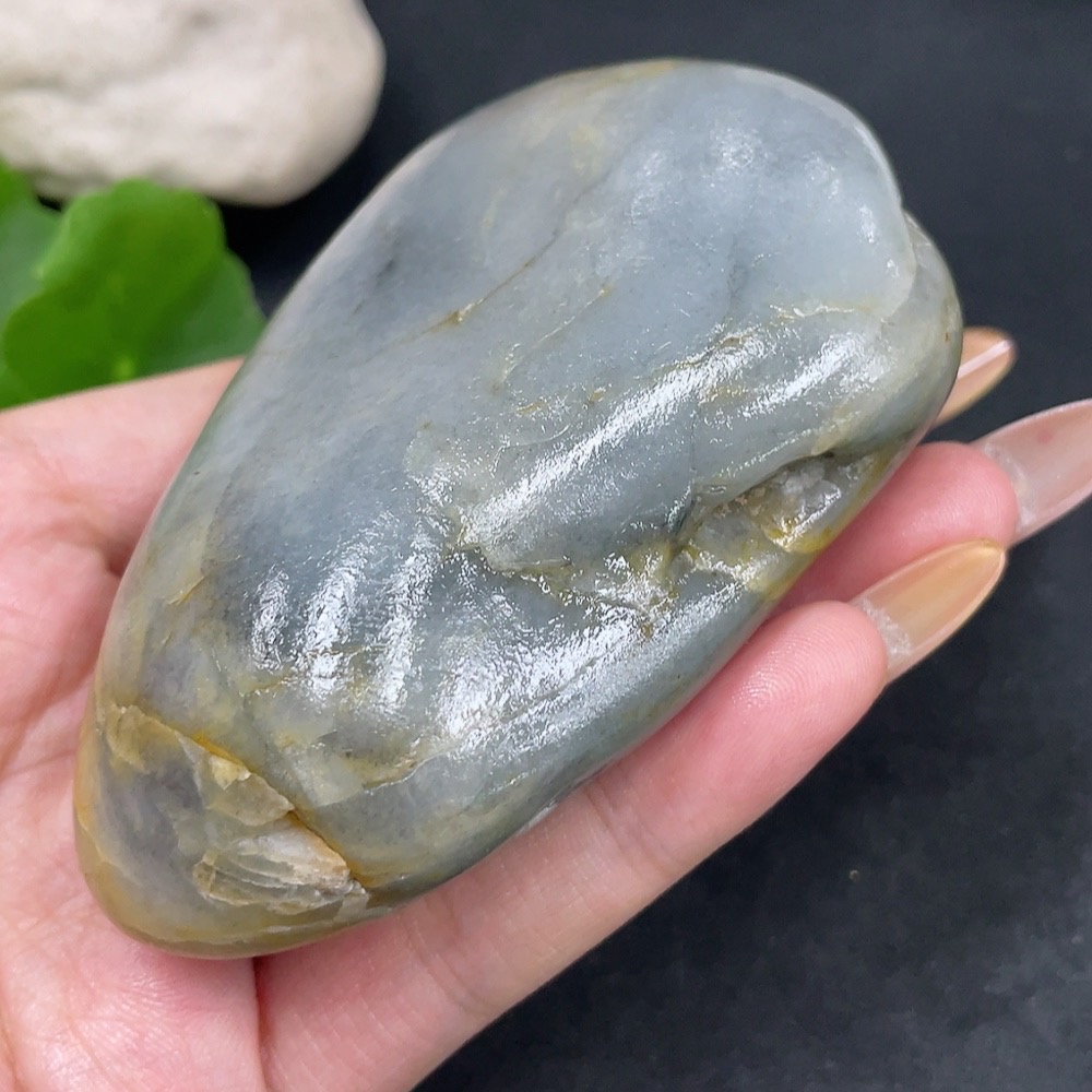 H32706212 Hetian Jade with undetermined skin color origin, containing other mineral components, total weight approximately 291.5g