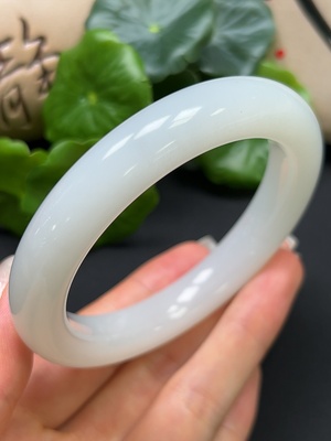 H43108321 和田玉正圈手镯 圈口59.2mm 总重约70.2g