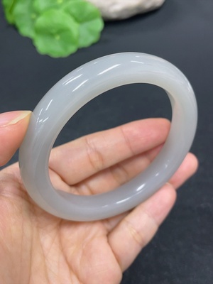 H42954473 和田玉正圈手镯    圈口57    货品总重约51.7g