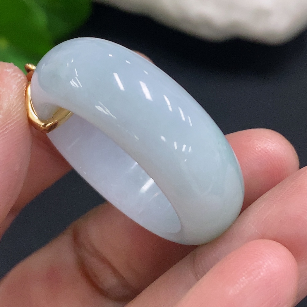 F30568993 Jadeite pendant with 18K gold clasp, total weight approx. 16.2g (set with diamonds)
