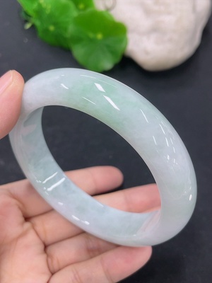 F46569578 翡翠正圈手镯 货品总重约74.58g 57.9圈口