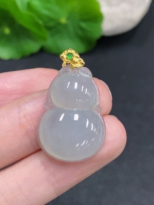 F34961550 Jadeite Gourd Pendant with 18K Gold Clasp, Total Weight Approximately 4.2g