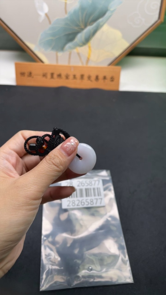 F28265877 JadeitePendant Peace Knot