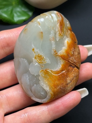 H45388211 和田玉莲花挂件 颜色成因未定 含其他矿物成分 总重约128.87g