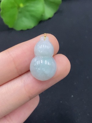 F28202004 Jadeite Gourd Pendant with 18K Gold Clasp, Total Weight Approx. 2.58g