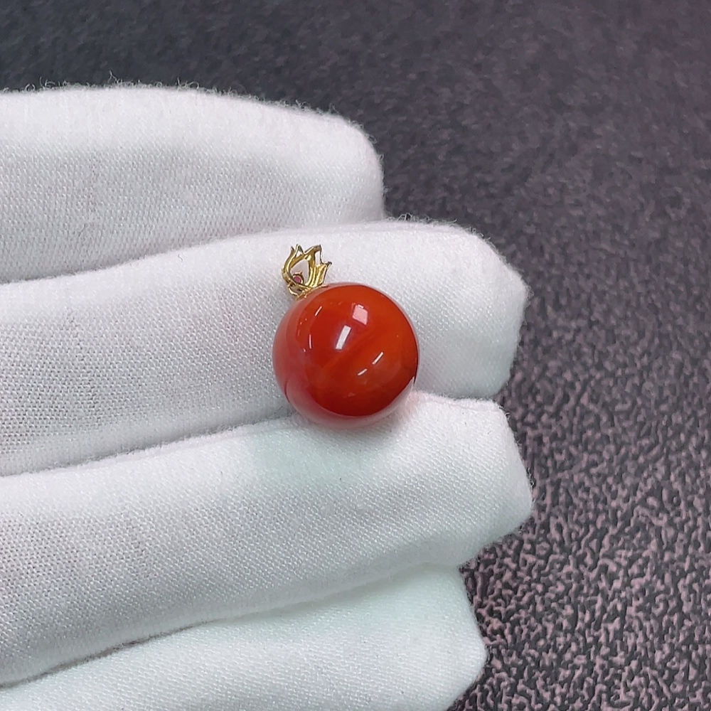 C34006311 Red Agate Pendant with 18K Gold and Visible Organic Matter, Total Weight Approximately 3.12g, Size About 12.9mm