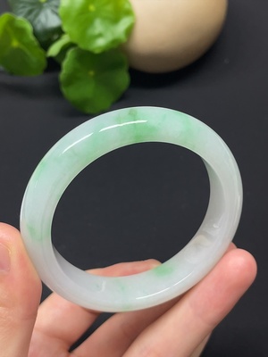 F41879681 翡翠正圈手镯 货品总重约53.47g 圈口52.4