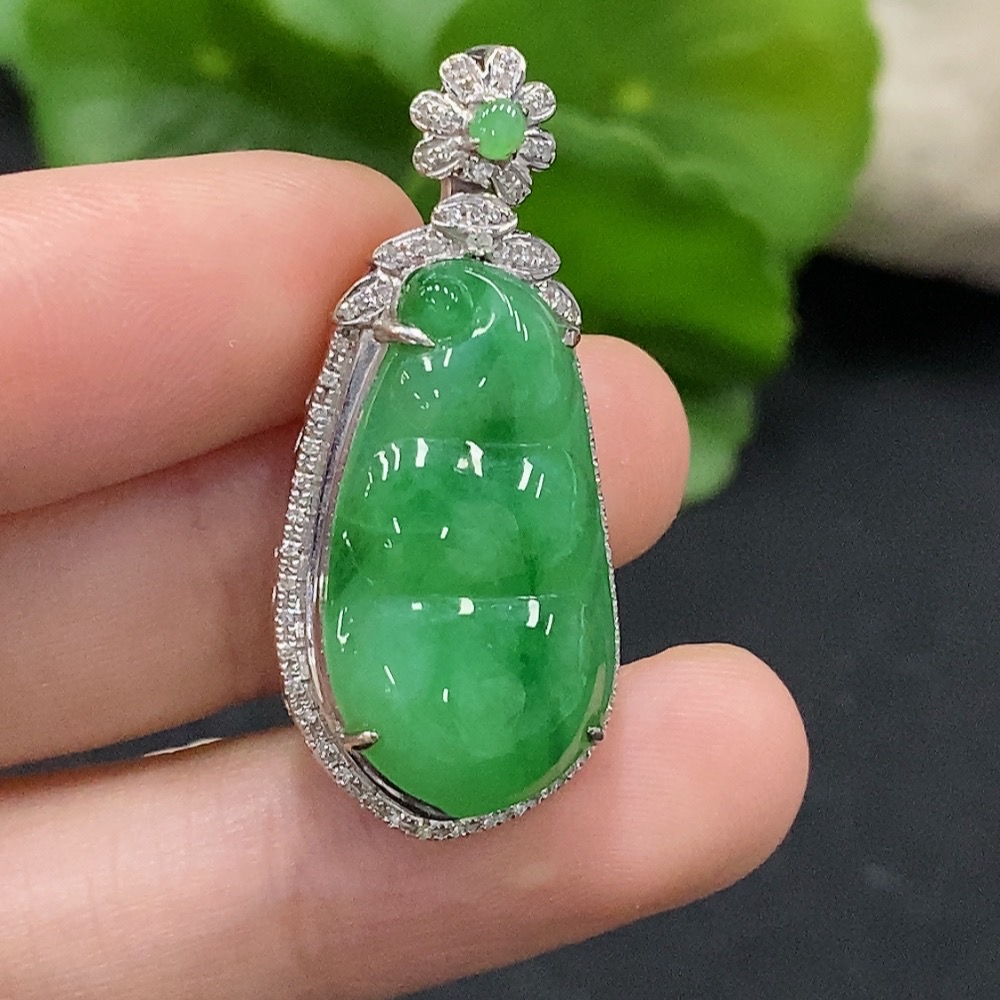 F35132141 Jadeite auspicious bean pendant with 18K gold and diamond accents, total weight approximately 5.38g