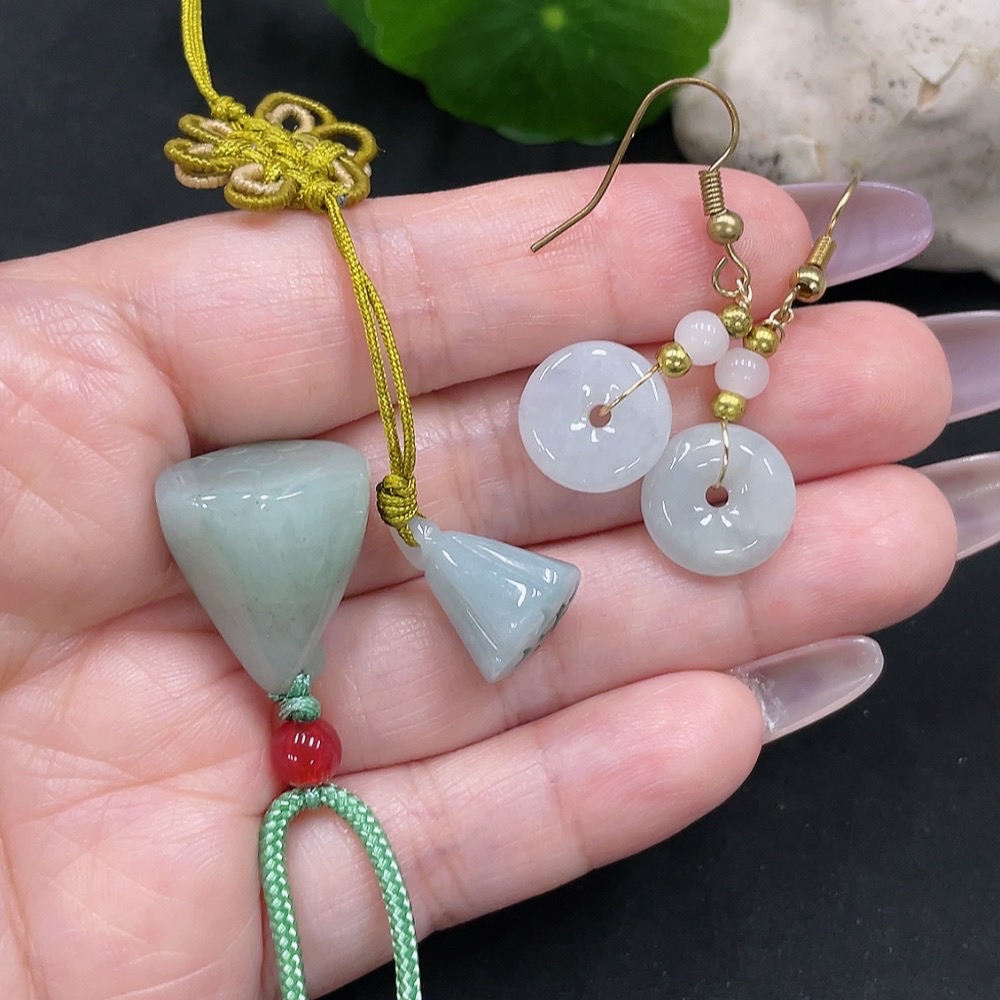 F35128019 Jadeite Pendant + Earrings Sell as a Lot (Non-Gold Inlaid) (Beads Non-A)