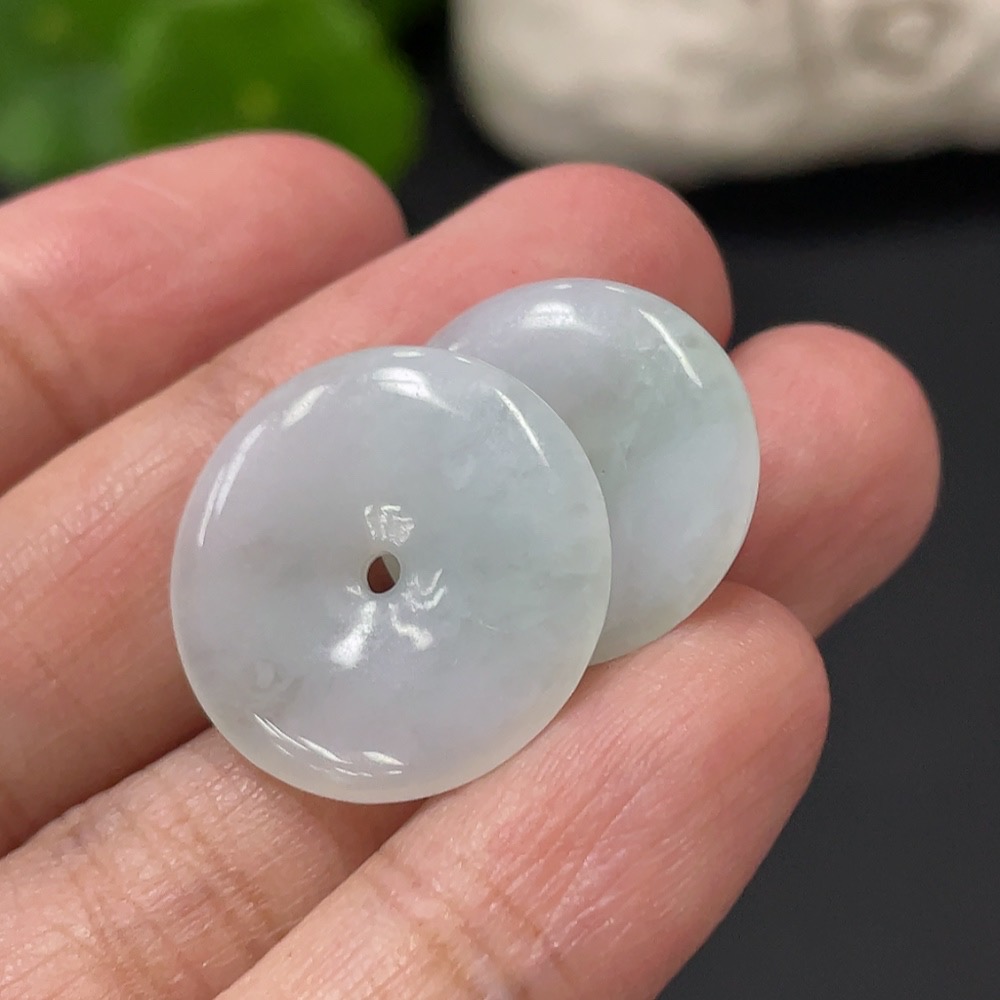 F23588105 Jadeite Peace Knot Pendant