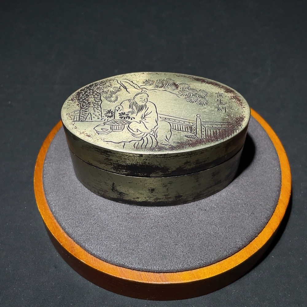 W34987510 Late Qing Dynasty and Republic of China period brass scholar's ink box with fine engraving and rich patina, miscellaneous category