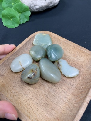 H42954406 和田玉     货品总重约123.6g     皮色成因未定