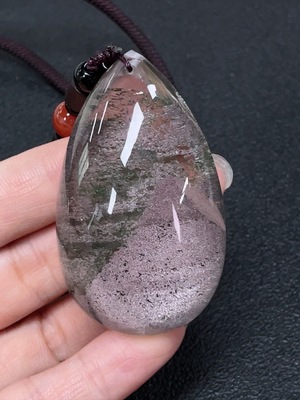 C43203515 水晶吊坠 颜色成因未定 可见有机物 配石考虑非天然 货品总重约61.09克 含绳
