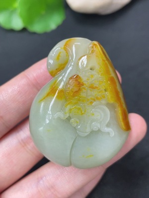 H41945593 和田玉挂件  莲蓬  皮色成因未定   货品总重约51.6g