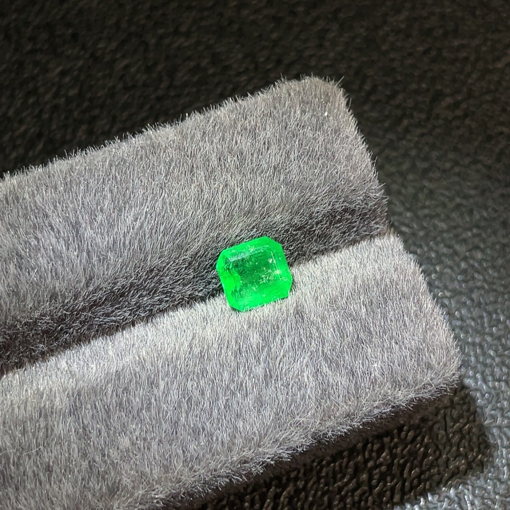C29340691 Emerald Rough Stone Total Weight Approximately 1.31 Carats Clarity Enhanced