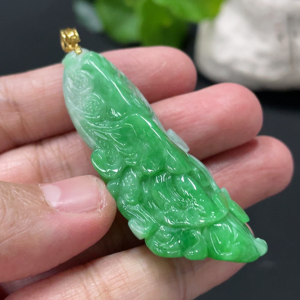 F32821188 Jadeite Cabbage Pendant with 18K Gold Clasp, Total Weight Approx. 21.7g