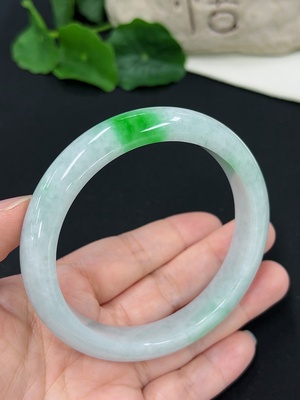 F46546460 翡翠正圈手镯 货品总重约62.96g 62.8圈口