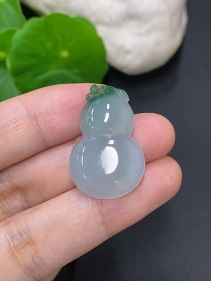 F43162952 翡翠葫芦挂件 货品总重约4.7克