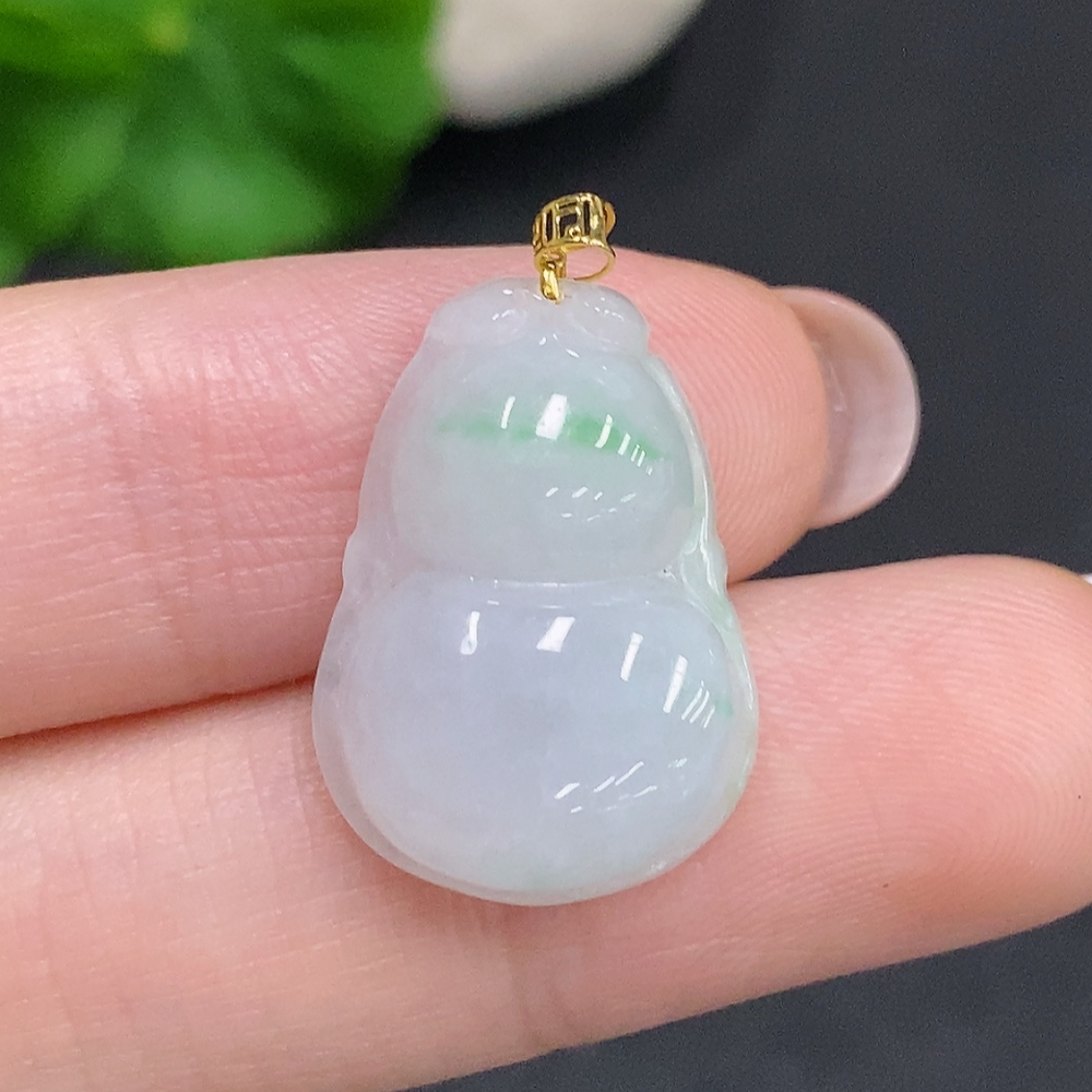 F34060496 Jadeite Gourd Pendant with 18K Gold Clasp, Total Weight Approximately 2.7g