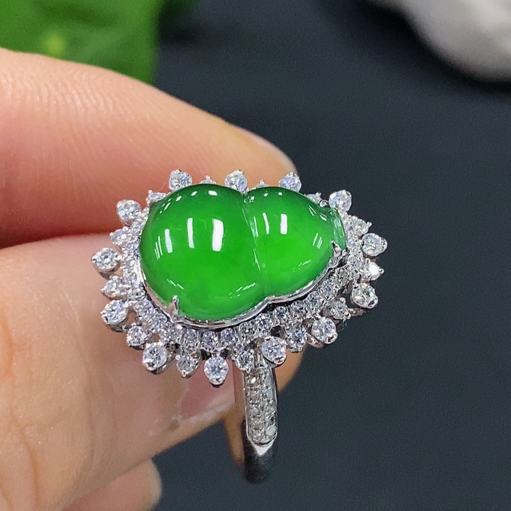 F17838435 Jadeite Gourd Inlaid Ring (18K Gold)