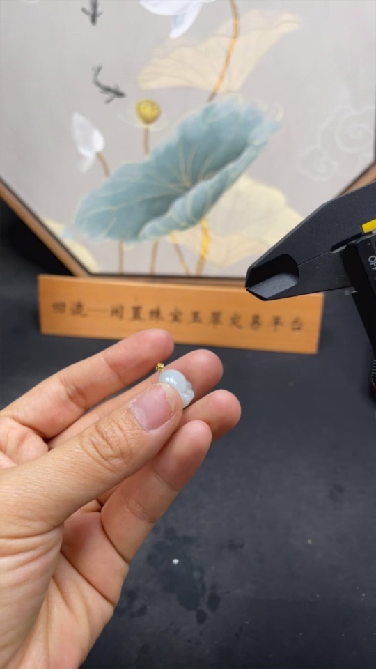 F28253701 Jadeite Pendant with 18K Gold Clasp Total Weight Approx. 2.19g