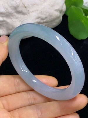 F46517482 翡翠圆条手镯  货品总重约49..7g  圈口54.6