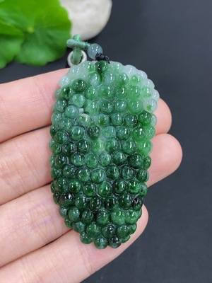F42955909 翡翠葡萄挂件 货品总重量约22克（含绳重）含其他矿物质