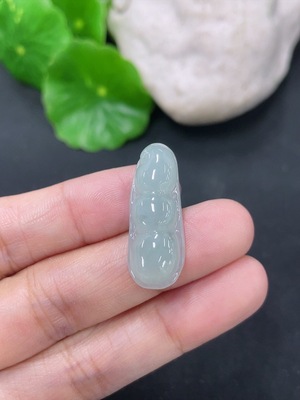 F46551316 翡翠福豆挂件 货品总重约2.8克