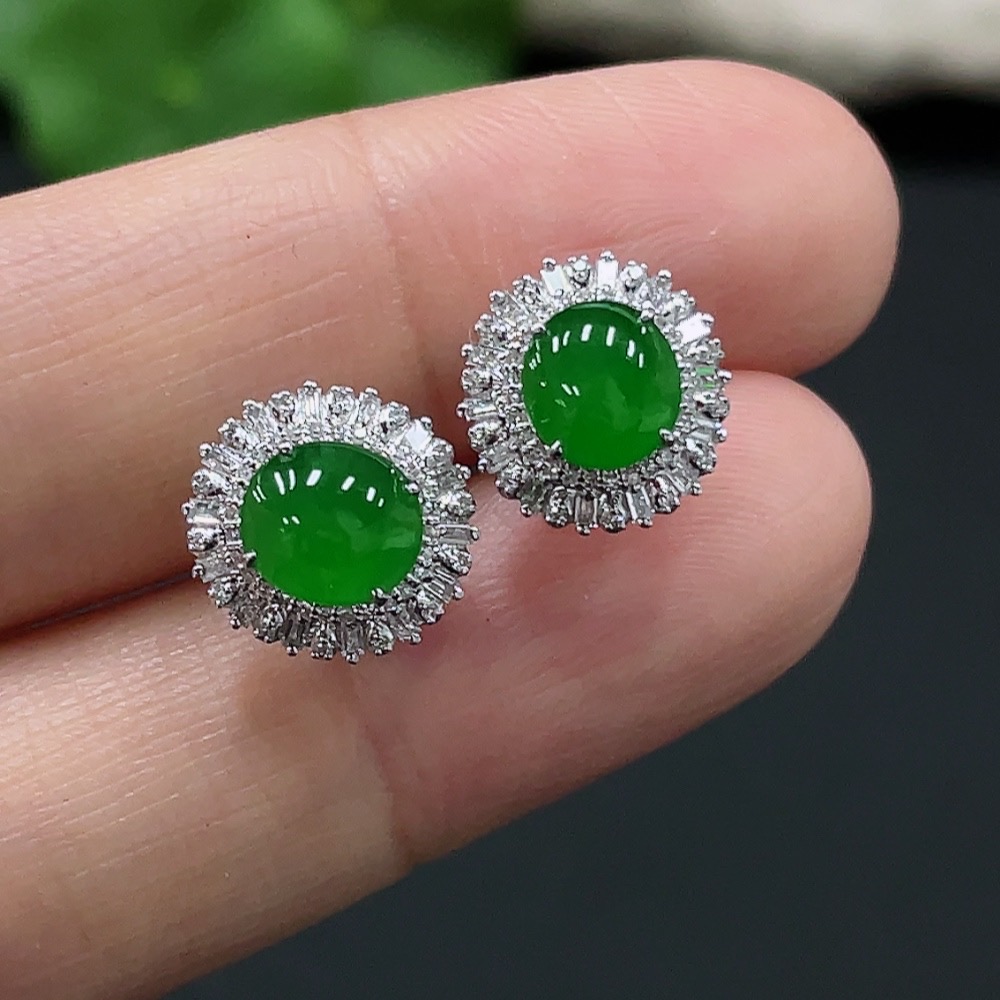 F26031151 Jadeite Cabochon Earrings Set in 18K Gold, Total Weight Approx. 2.6g