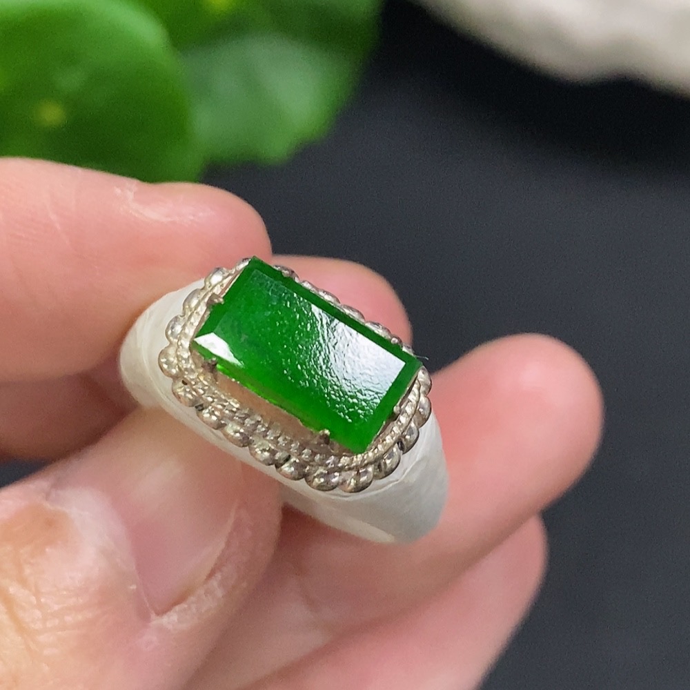 F34050677 Jadeite cabochon, non-gold setting, total weight approximately 8.3 grams