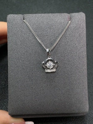Z41930481 钻石镶嵌吊坠  18k金  货品含链重约2.99克  印记  D0.130ct  d0.030ct