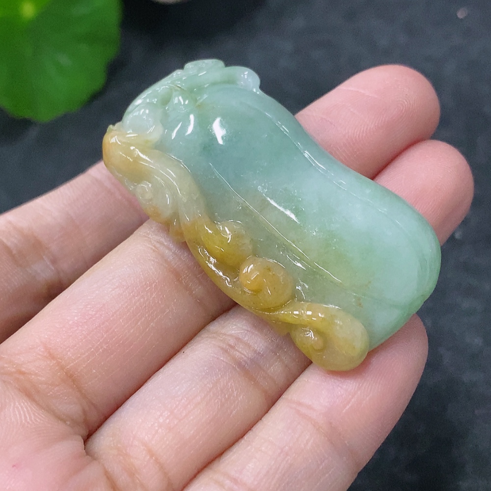 F32792067 Jadeite Fu Gua pendant, total weight approximately 16.1g (color origin undetermined)