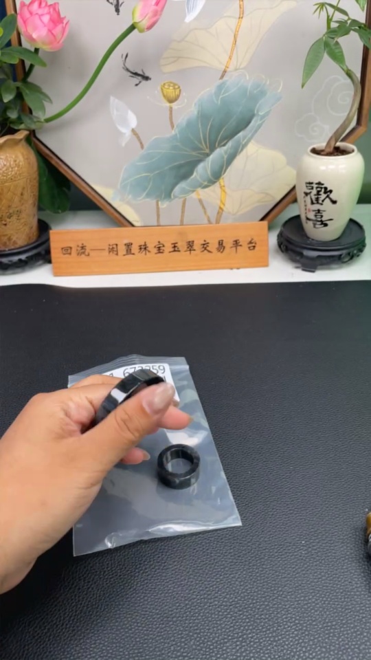 F31673259 JadeitePendant Mother-and-Child Toggle