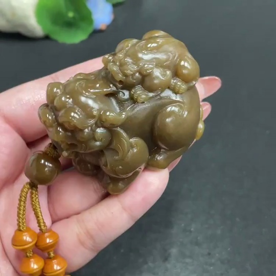 H34054198 Hetian Jade Handheld Ornament Auspicious Beast