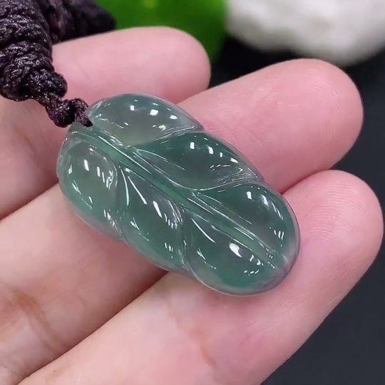 F34022926 Jadeite leaf pendant, total weight including cord approximately 4.1g