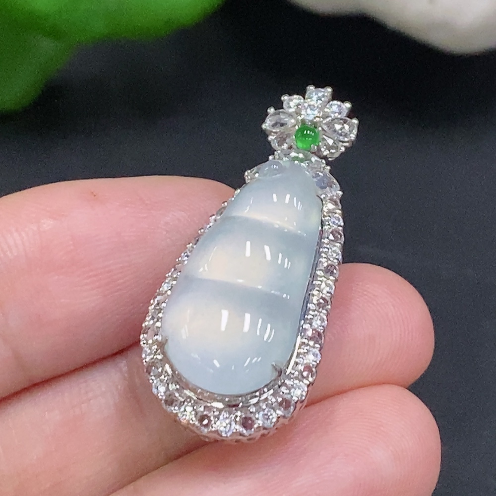 F32801621 Jadeite Lucky Bean Pendant in 18K Gold, Total Weight Approx. 4.5g (Non-Diamond)