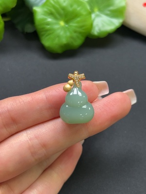 H41917410 和田玉葫芦挂件 配镶钻石 18k金 总重约5.4g