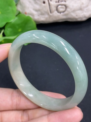 F46563985 翡翠正圈手镯  货品总重约40.6g  圈口53