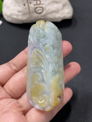 F33945522 翡翠花开富贵挂件 货品总重约51.8g 黄色部分颜色成因未定